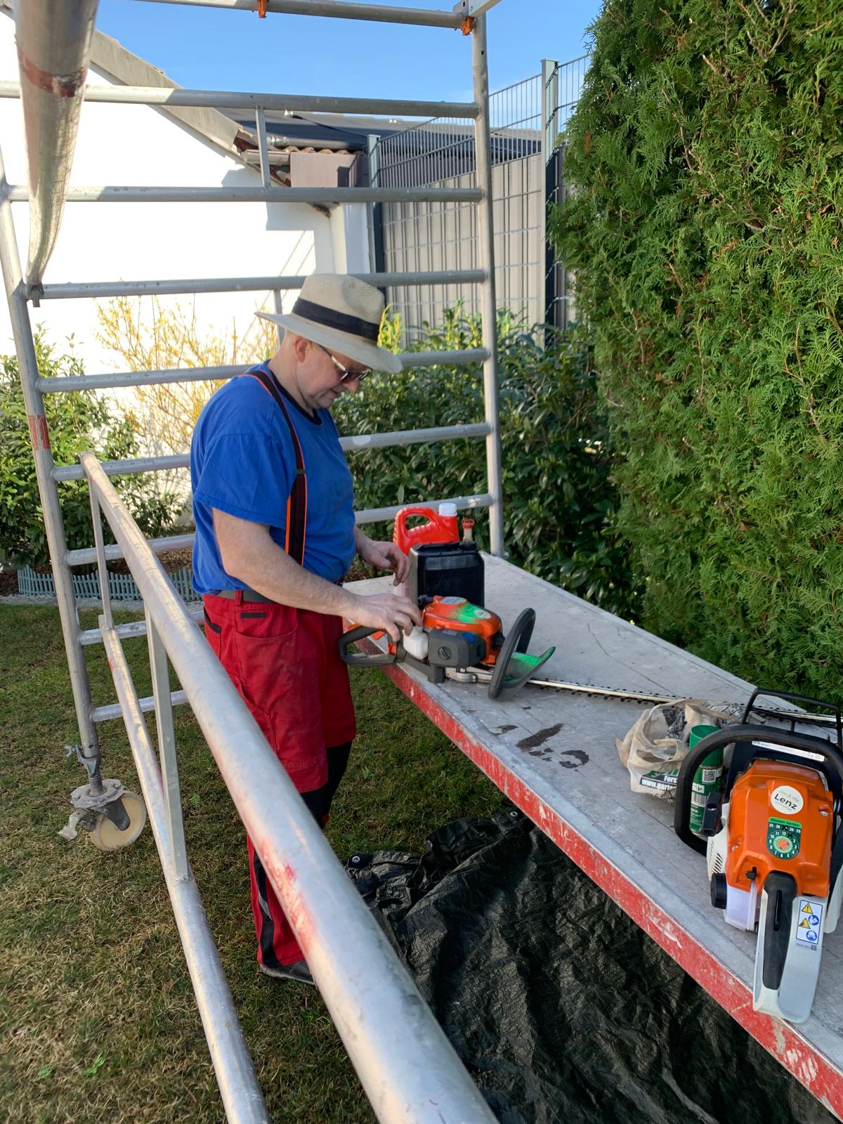 Michael E. Lenz bei Heckenpflege.